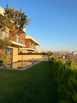 Deniz Manzaralı Sekiz Yatak Odalı Büyükçekmece Aile Villası